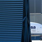 Der weltgrößte Passagierjet: Bei Lufthansa ist die First Class im vorderen Teil des Oberdecks gleich hinter dem Cockpit platzier; im Hauptdeck vorne die Sitze der Premium Economy Class.