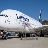 Zur Flotte der Lufthansa gehören insgesamt 14 Maschinen vom Typ Airbus A380-800, die zwischen den Jahren 2010 und 2015 in Dienst gestellt wurden,.