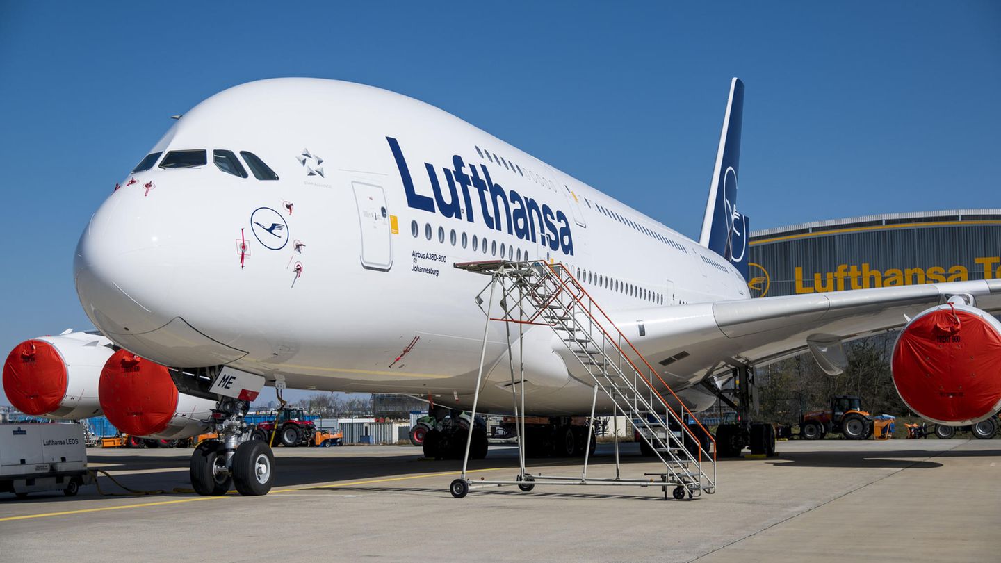 Flugzeug: Blasmusik zum Start: Lufthansa fliegt wieder mit A380