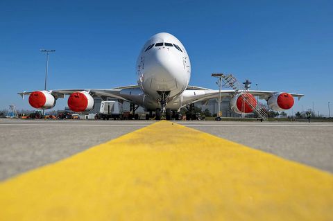 Für länger abgestellt mit Schutzkappen vor den vier Rolls-Royce-Triebwerken: So bald wird diese Maschine nicht mehr in die Luft gehen.