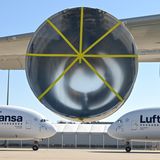 Zwei weitere eingeparkte Airbus A380, mit dem Taufnamen "Johannesburg" und "München". Im Vordergrund eine bereits leere Triebwerksgondel einer dritten A380. Die Turbine vom Typ Rolls-Royce Trend 970  ist bereits ausgebaut.