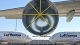 Zwei weitere eingeparkte Airbus A380, mit dem Taufnamen "Johannesburg" und "München". Im Vordergrund eine bereits leere Triebwerksgondel einer dritten A380. Die Turbine vom Typ Rolls-Royce Trend 970  ist bereits ausgebaut.