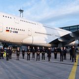 Abschied einer Ära? Die Crew des Flugs LH773 steht nach der Landung vor dem Airbus A380 mit dem Taufnamen "Delhi"