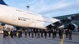Abschied einer Ära? Die Crew des Flugs LH773 steht nach der Landung vor dem Airbus A380 mit dem Taufnamen "Delhi"