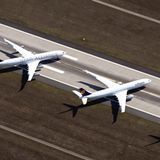 Nicht nur Langstreckenflugzeuge vom Typ A380 bleiben am Boden. Hier sind auf einer Landebahn des Frankfurter Flughafens auch Maschinen wie der vierstrahlige Airbus A340-300 und Airbus A330-300 mit zwei Triebwerken eingeparkt.