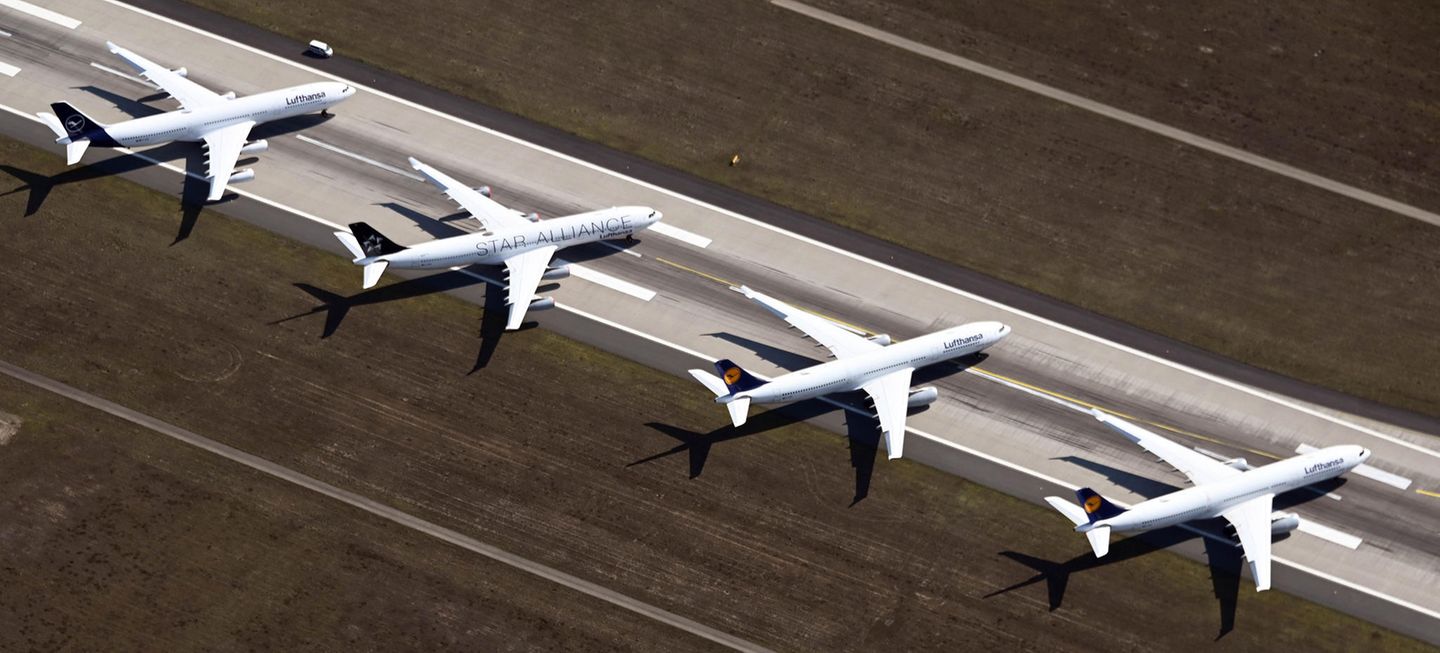 Nicht nur Langstreckenflugzeuge vom Typ A380 bleiben am Boden. Hier sind auf einer Landebahn des Frankfurter Flughafens auch Maschinen wie der vierstrahlige Airbus A340-300 und Airbus A330-300 mit zwei Triebwerken eingeparkt.