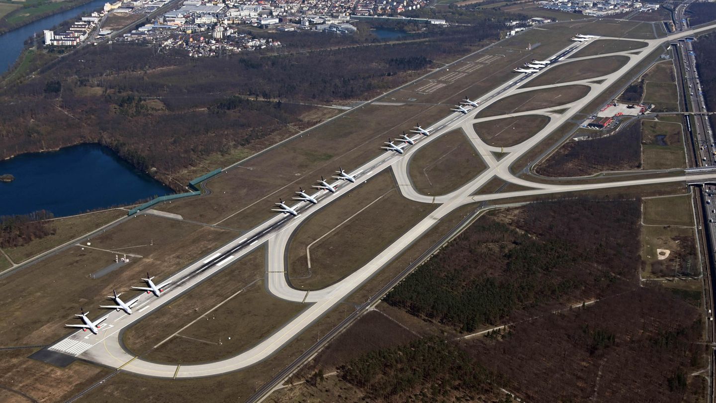 Die Landebahn Nordwest des Frankfurter Flughafens: Hier bewegt sich im Moment nichts mehr. Die Piste dient als Abstellplatz für Flugzeuge der Lufthansa.