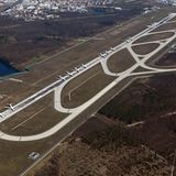Die Landebahn Nordwest des Frankfurter Flughafens: Hier bewegt sich im Moment nichts mehr. Die Piste dient als Abstellplatz für Flugzeuge der Lufthansa.