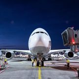 Parkposition am Terminal: Dann heißt es "all doors in park", und die Flugsteigbrücke wird zum Aussteigen der 449 Passagiere an Bord bereit gestellt.