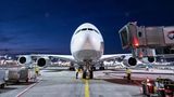 Parkposition am Terminal: Dann heißt es "all doors in park", und die Flugsteigbrücke wird zum Aussteigen der 449 Passagiere an Bord bereit gestellt.