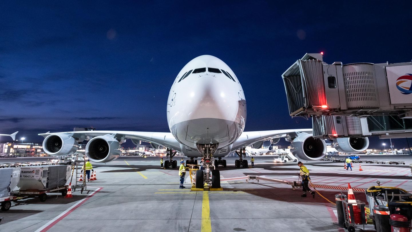 Parkposition am Terminal: Dann heißt es "all doors in park", und die Flugsteigbrücke wird zum Aussteigen der 449 Passagiere an Bord bereit gestellt.
