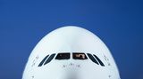 Bild 1 von 11 der Fotostrecke zum Klicken:  Blick auf das Cockpit des doppelstöckigen Jets. Der Airbus A380 gehört nicht zu den elegantesten Flugzeugen, aber zu den größten.
