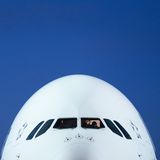Bild 1 von 11 der Fotostrecke zum Klicken:  Blick auf das Cockpit des doppelstöckigen Jets. Der Airbus A380 gehört nicht zu den elegantesten Flugzeugen, aber zu den größten.