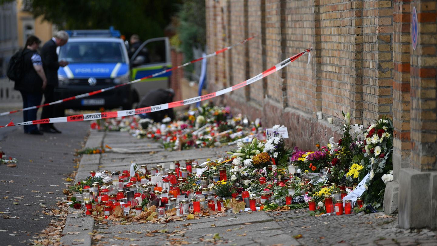 Blumen vor der Synagoge in Halle