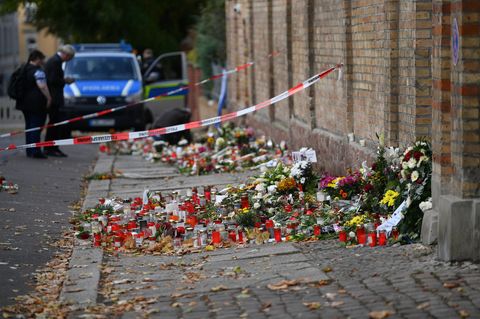 Blumen vor der Synagoge in Halle