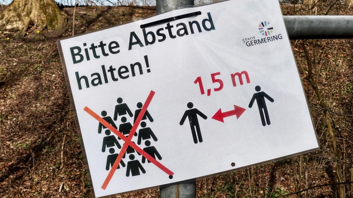 Schild: Bitte Abstand halten