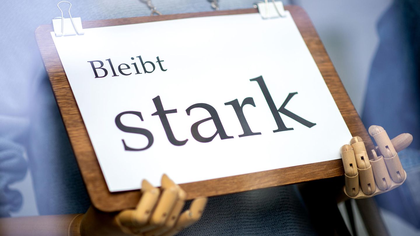 Ermutigung in einem geschlossenen Geschäft in Oldenburg: "Bleibt stark" lautet die Botschaft einer Schaufensterfigur.