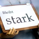 Ermutigung in einem geschlossenen Geschäft in Oldenburg: "Bleibt stark" lautet die Botschaft einer Schaufensterfigur.