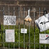 An der Marienkirche in Göttingen: Der Gabenzaun ist für Bedürftige wie Obdachlose gedacht, und die Tüten enthalten zum Beispiel Lebensmittel, Hygieneartikel oder Kleidung.