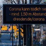 Distanz statt Nähe: Auf digitalem Wege wird hier für einen Mindestabstand von 1,50 Metern zwischen Personen im Dresdner Univiertel geworben.