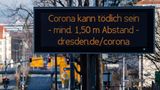 Distanz statt Nähe: Auf digitalem Wege wird hier für einen Mindestabstand von 1,50 Metern zwischen Personen im Dresdner Univiertel geworben.
