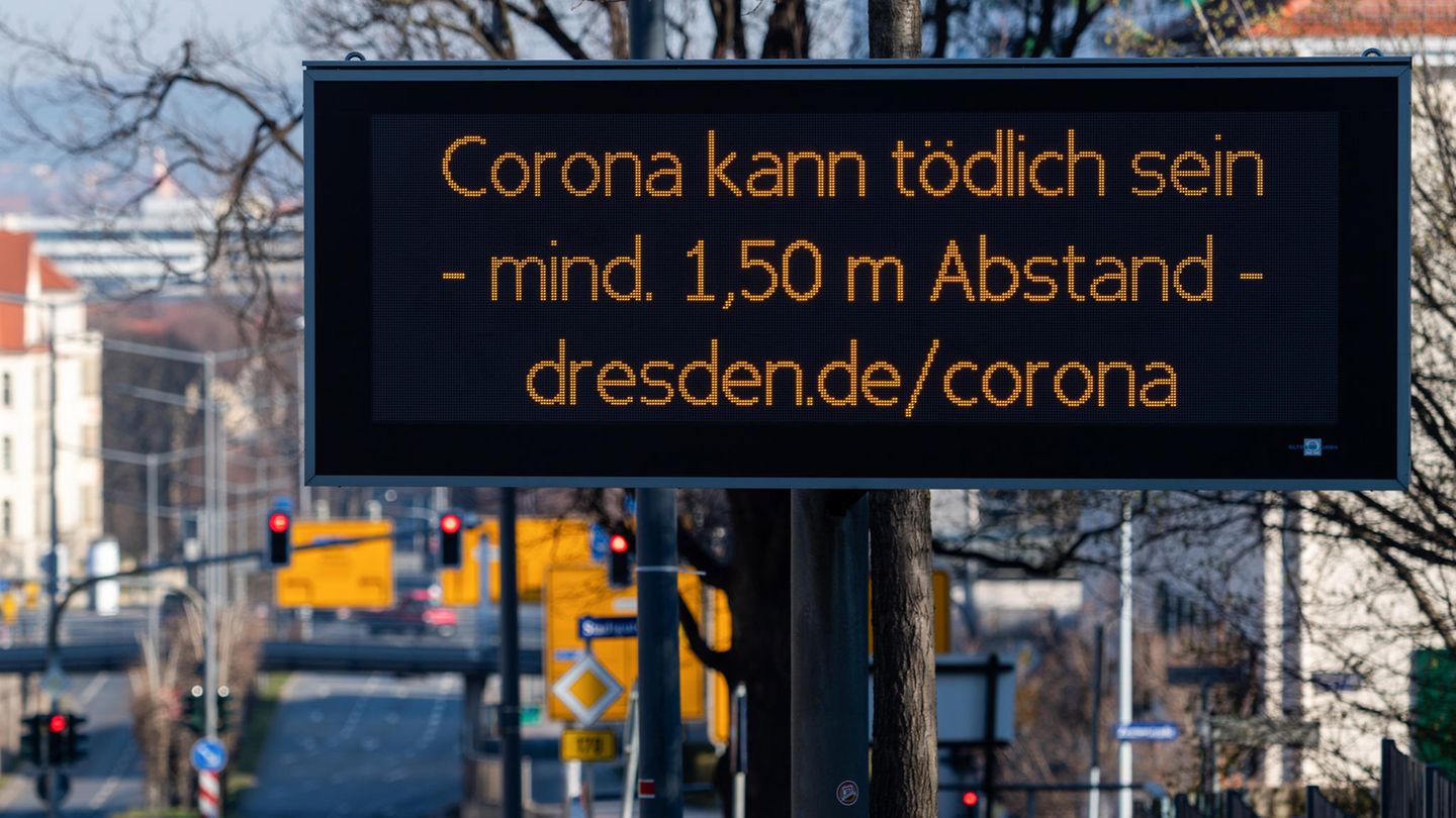 Distanz statt Nähe: Auf digitalem Wege wird hier für einen Mindestabstand von 1,50 Metern zwischen Personen im Dresdner Univiertel geworben.