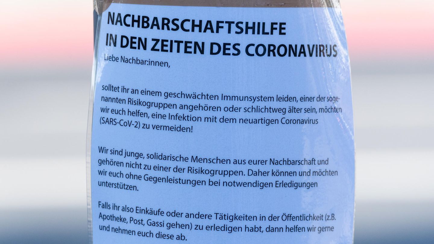 Von Besorgungen bis Gassi gehen: ein wasserfester Zettel mit einem Angebot für Nachbarschaftshilfe.