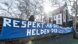 Meterlanges Banner statt kleinem Zettel, gesehen an der Mauer des Uniklinikums in Dresden.
