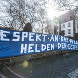 Meterlanges Banner statt kleinem Zettel, gesehen an der Mauer des Uniklinikums in Dresden.
