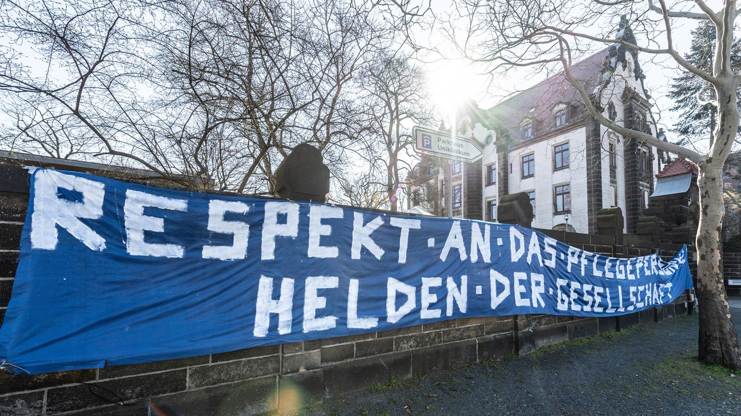 Meterlanges Banner statt kleinem Zettel, gesehen an der Mauer des Uniklinikums in Dresden.