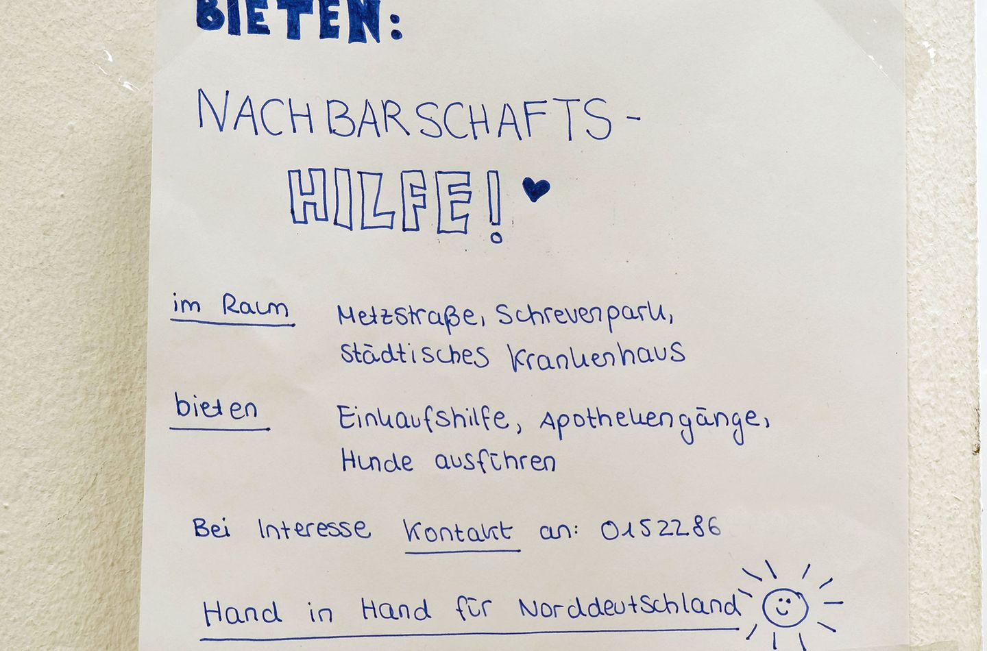 Angebot für Nachbarschaftshilfe an der Hauswand in Kiel: Während des Kontaktverbots sind in Schleswig-Holstein Treffen von mehr als zwei Menschen verboten.