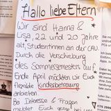 Bild 1 der Fotostrecke zum Klicken: Nachbarschaftshilfe in den Zeiten des Coronavirus - Zettel an der Pinnwand eines Supermarktes in Kiel.