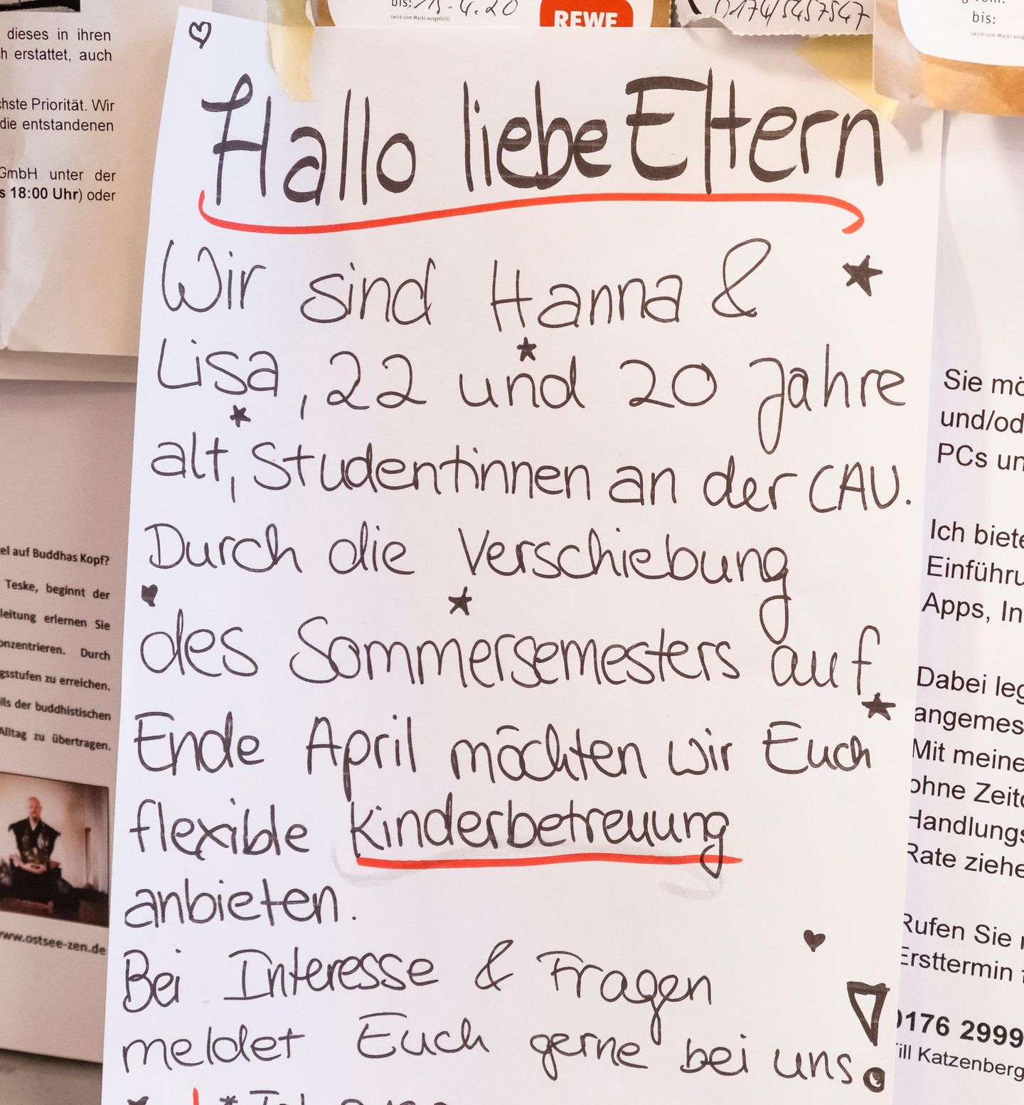 Bild 1 der Fotostrecke zum Klicken: Nachbarschaftshilfe in den Zeiten des Coronavirus - Zettel an der Pinnwand eines Supermarktes in Kiel.