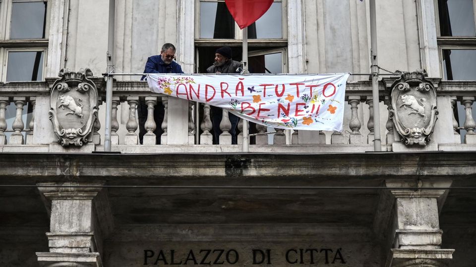 "Alles wird gut werden" steht auf Italienisch auf einem Plakat am Turiner Rathaus "Alles wird gut werden" steht auf Italienisch auf einem Plakat am Turiner Rathaus