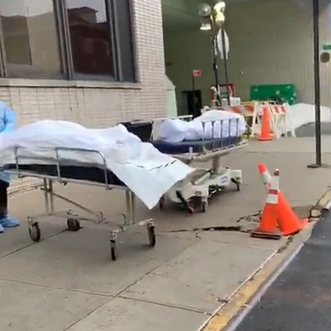Netzvideos sollen zeigen, wie die Corona-Toten in New York abtransportiert werden.