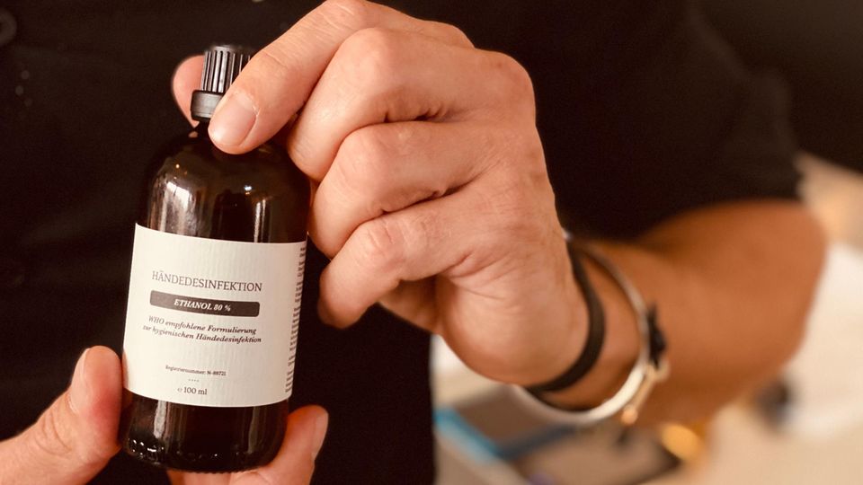 Mit der Produktion von Händedesinfektionsmittel will die Deutsche Spirituosen Manufaktur die Corona-Krise überstehen. Auf der Webseite können die Fläschchen für 10,95 Euro bestellt werden.