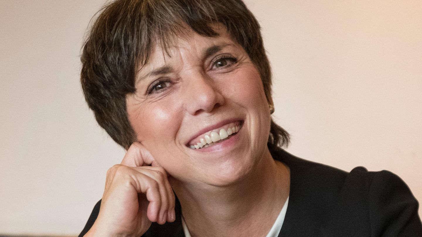 Sie helfen: Dr.Dr.h.c. Margot Käßmann hat als Bischöfin der Evangelisch-Lutherischen Landeskirche Hannover gewirkt, sie leitete viele Jahre den evangelischen Kirchentag. Sie hat Bücher geschrieben, die ermutigen sollen und zu Bestsellern wurden, darunter "Folge dem, was Dein Herz Dir rät". Sie lebt heute in Hannover und auf Usedom. Dr.Dr.h.c. Margot Käßmann hat als Bischöfin der Evangelisch-Lutherischen Landeskirche Hannover gewirkt, sie leitete viele Jahre den evangelischen Kirchentag. Sie hat Bücher geschrieben, die ermutigen sollen und zu Bestsellern wurden, darunter "Folge dem, was Dein Herz Dir rät". Sie lebt heute in Hannover und auf Usedom.