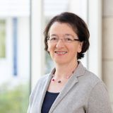 Dr. med Margret Ziegler arbeitet als Kinder- und Jugendärztin und Kinder- und Jugendlichenpsychotherapeutin am kbo-Kinderzentrum München, Sozialpädiatrisches Zentrum und Fachklinik für Sozialpädiatrie. Sie leitet als Oberärztin den Bereich Frühe Entwicklung und Kommunikation mit der "Münchener Sprechstunde für Schreibabys". Sie gibt Seminare und hat vieles zum Thema veröffentlicht.