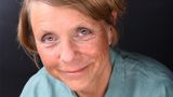 Susann Beecken leitet zusammen mit Josef Sözbir das Therapiezentrum Curio-Haus in Hamburg. Sie arbeitet mit Erwachsenen und Familien in der Krise und bildet aus.