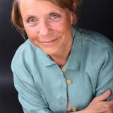 Susann Beecken leitet zusammen mit Josef Sözbir das Therapiezentrum Curio-Haus in Hamburg. Sie arbeitet mit Erwachsenen und Familien in der Krise und bildet aus.