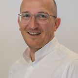 Achim Müller arbeitet als Change Manager in München. Er ist ausgebildet als Berater, Trainer, Coach sowie als Trauerbegleiter. Er lebt im Allgäu.