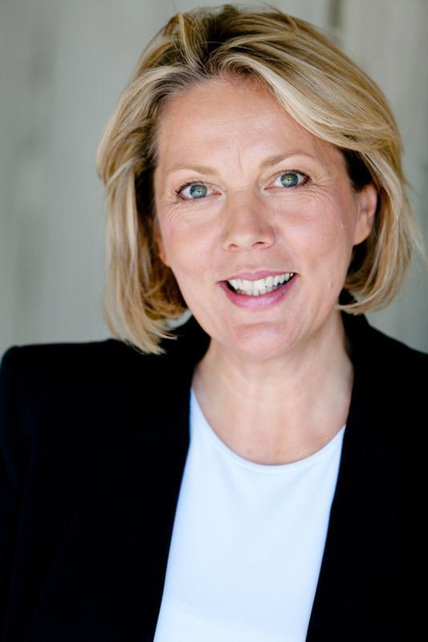 Anita Hermann-Ruess arbeitet als Kommunikationsexpertin und Coach in großen deutschen Unternehmen.  Ihr Büro ist in Wangen. Sie ist Autorin mehrerer Bücher, darunter: "Emotionale Rhetorik"