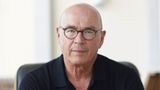 Dr. Christian Peter Dogs ist Psychiater, Arzt für Psychosomatik und Psychotherapeut. Er hat viele Jahre psychosomatische Kliniken geleitet. Er ist Dozent, Redner und Manager-Coach. 2017 hat er den Bestseller "Gefühle sind keine Krankheit" geschrieben.