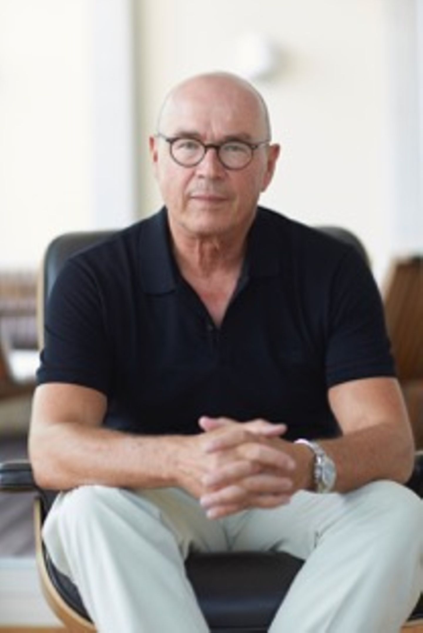 Dr. Christian Peter Dogs ist Psychiater, Arzt für Psychosomatik und Psychotherapeut. Er hat viele Jahre psychosomatische Kliniken geleitet. Er ist Dozent, Redner und Manager-Coach. 2017 hat er den Bestseller "Gefühle sind keine Krankheit" geschrieben.
