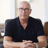 Dr. Christian Peter Dogs ist Psychiater, Arzt für Psychosomatik und Psychotherapeut. Er hat viele Jahre psychosomatische Kliniken geleitet. Er ist Dozent, Redner und Manager-Coach. 2017 hat er den Bestseller "Gefühle sind keine Krankheit" geschrieben.