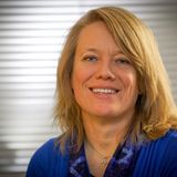 Dr. Ilka Hoffmann-Biesinger ist Diplompsychologin, Gründerin und Leiterin des "iska-berlin – Institut für systemische Kurztherapie, Beratung und Ausbildung" in Berlin. Sie ist als Dozentin, Beraterin, Therapeutin, Coach und Supervisorin tätig.