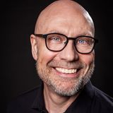 Dr. Steffen Elbert aus Hamburg ist Coach und ausgebildet in Krisenintervention. Er kennt sich mit der Unterstützung in Lebenskrisen aus - besonders mit Sorgen und Ängsten im Berufsfeld.