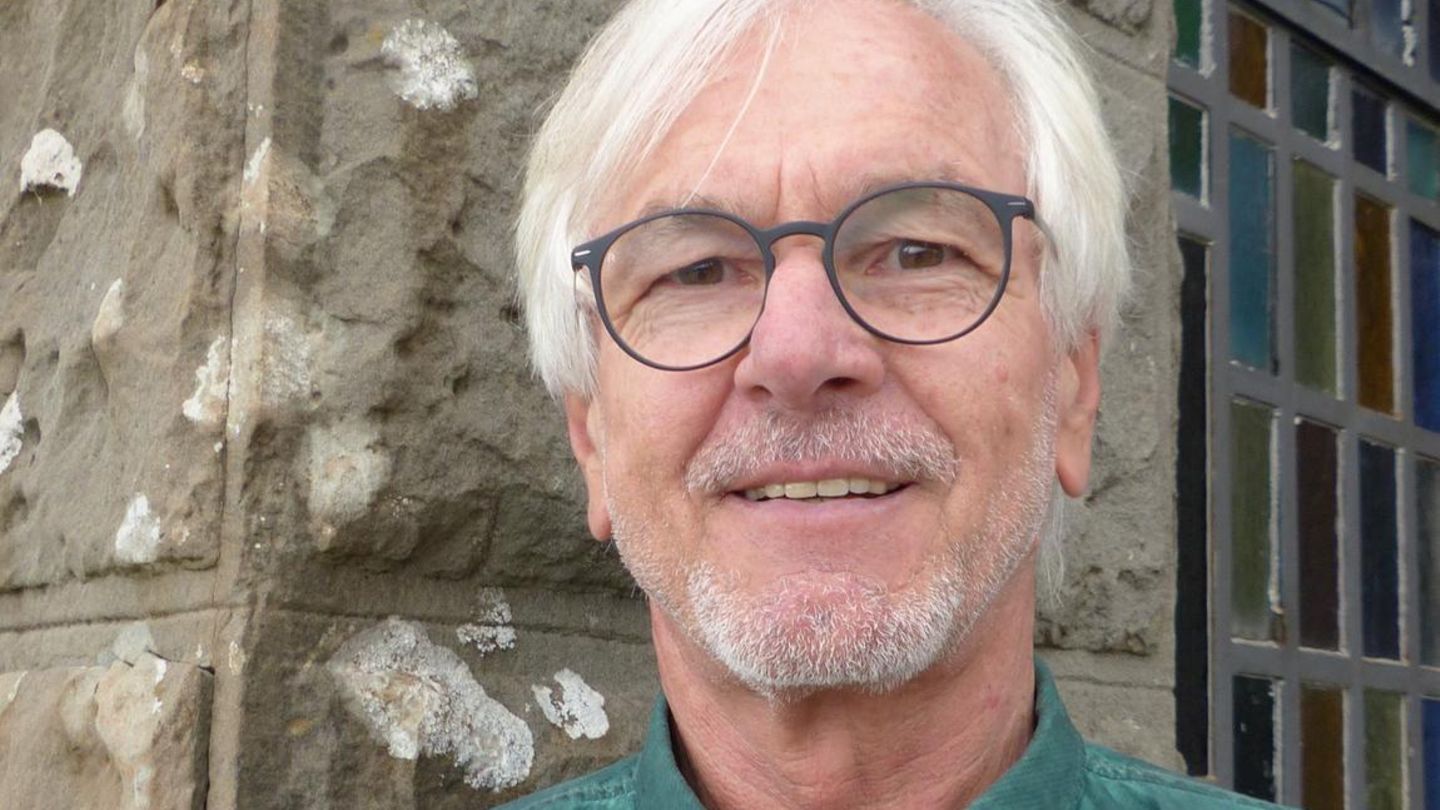 Frank Herziger ist Sonderpädagoge, spezialisiert auf junge Erwachsene, er hat in Ravensburg eine überregional bekannte Stottertherapie aufgebaut und kümmert sich um die Stabilisierung von Geflüchteten. Er ist ausgebildet in Gestalttherapie.