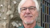 Frank Herziger ist Sonderpädagoge, spezialisiert auf junge Erwachsene, er hat in Ravensburg eine überregional bekannte Stottertherapie aufgebaut und kümmert sich um die Stabilisierung von Geflüchteten. Er ist ausgebildet in Gestalttherapie.