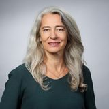 Iris Middelhove aus Regensburg ist langjährige Kommunikationstrainerin und Coach. Sie berät bei familiären und beruflichen Themen zu "Stress- und Konfliktreduzierung durch gute Kommunikation“ - auch in englischer Sprache.